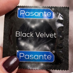 Prezerwatywy Pasante Black Czarne Stymulujące 1 szt. Potęgujące Doznania 